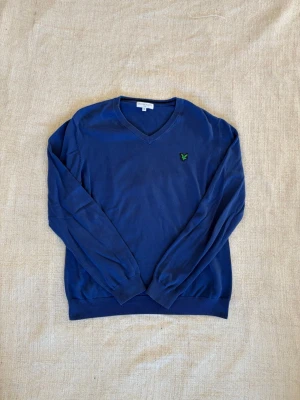 Lyle & scott tröja  - Söker du en bekväm tröja perfekt till våren och sommarkvällarna? Denna tröja är i fint skick och passar till det mesta. Dessutom till ett väldigt fördelaktigt pris där nypriset är upp emot fem gånger så mycket. Tveka inte på att slå till!  (Postar inom 24)