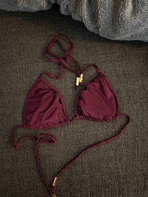 vinröd bikini överdel  -  skitsnygg vinröd, bikini,överdel från river Island  