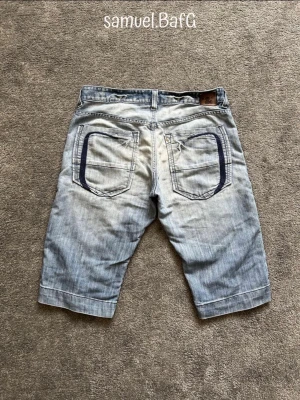 H&M Bragg Shorts - Snygga Blåa H&M Bragg Shorts som inte säljs längre kan sitta riktigt bra till en sommar outfit. Storlek W36.
