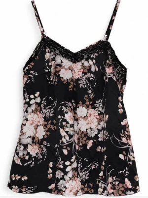 Svart blommigt linne | Storlek S - 💕 30% bundlerabatt vid köp av minst två artiklar.                                                                        🌸 Svart blommigt linne med spets.         ✔️Märke: Shein.                                                       📏 Storlek S                                                              ⭐️ Fint använt skick. Hel och ren utan fläckar, hål eller andra synliga brister.