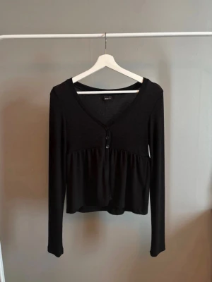 Söt topp - Super söt från Gina med tre knappar och utsvängd vid midjan, super skönt material, endast provad💗