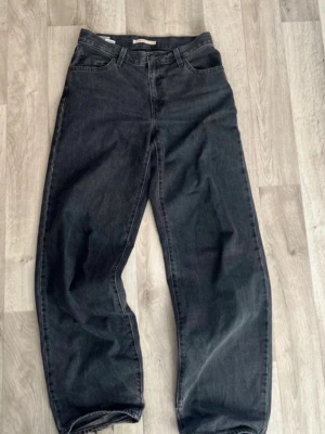Levi's Baggy Dad jeans svarta - Säljer ett par svarta Levi's Baggy Dad jeans i modellen Premium. Jeansen har en lös och baggy passform med låg midja och klassiska fem fickor. Perfekta för en avslappnad och trendig stil.