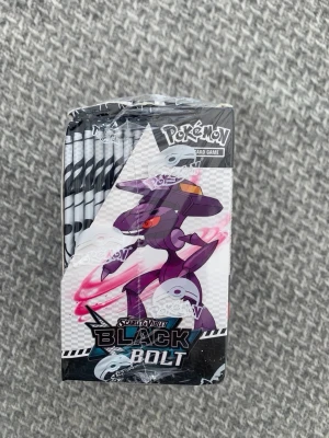 Pokémon Scarlet & Violet Black Bolt box - En oöppnad box med Pokémonkort från Scarlet & Violet Black Bolt-serien. Förpackningen är svart, vit och lila med illustrationer av olika Pokémon på framsidan. Perfekt för samlare eller dig som vill bygga din kortlek.