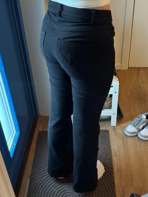 Svarta bootcut jeans från nelly - Jättefina! Storlek S/short