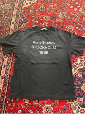 Acne Studios t-shirt - Denna sköna t-shirt från Acne studios är eftertraktad för en anledning. Mycket populär och stilig nu till sommar, och denna har använts fåtal gånger. Därför inget tecken på användning. Tveka inte att skriva vid någon fundering, priset sitter inte i Sten 🤝