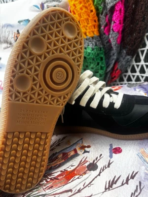 Maison Margielas gats - Billiga av en anledning! Tyvärr passade de inte så ska beställa i en annan storlek därav kan priset diskuteras vid en snabb affär. Helt nya bara testade!