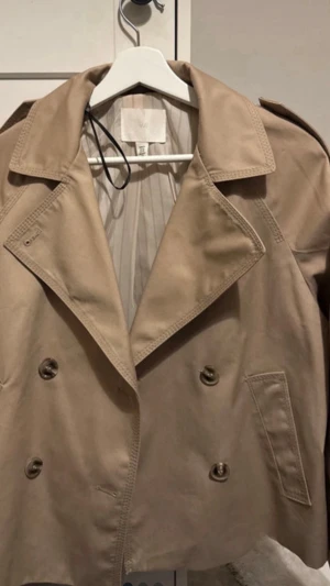 Kort beige trenchcoat - Mycket bra skick, använd två gånger från H&M