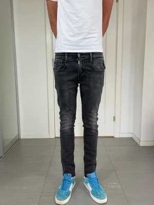 Replay Anbass Jeans  - Säljer nu dessa mörkgrå/svarta Replay Anbass Jeans, W31 o L32 med mått ca 37 o 101 cm. skriv för fler bilder/frågor🙌🏼