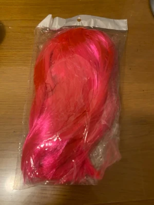 Två färgglada löshår i rosa nyanser - Säljer två paket syntetiskt löshår i starka rosa och ljusrosa nyanser. Perfekt för att skapa en unik look eller för cosplay. Håret är rakt och kommer i förpackning. Materialet är glansigt syntetfiber. 99kr / st 