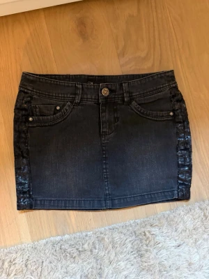 Kjol  - Jeanskjol med glittriga detaljer 