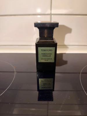 Tom Ford Tobacco Vanille 50 ml parfym - Äldre batch   Tom ford 50 ml  Tobacco vanille   Utan box då jag ägt den länge har jag ej någon box till   Locket har tappat lite färg   Sälj i befintligt skick   Skulle säga det är runt 90% kvar i flaskan   Orginal