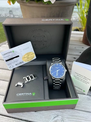 Certina DS-2 PRECIDRIVE klocka! - Säljer nu denna fina klocka från certina! Det är modellen DS-2 PRECIDRIVE! Alla tillbehör tillkommer, förutom kvitto som har tappats bort på något vänster under klockans tid! Den är i otroligt skick som ni kan se på bilderna, skulle nästan kunna säga att den är som i butik! OBS: Den säljs endast på vinted, inte här! 