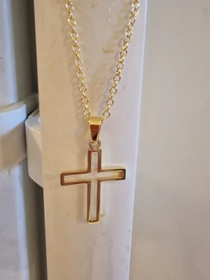Halsband hålkorsberlock - Minimalistisk hålkorsberlockshalsband ink kedja. Rostfritt stål. Kedja 50 cm. Berlock 3,3 cm hög. Bredd 2,3 cm. Guldfärg.