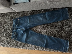 Levis 501 93 jeans - Mörkblåa Levis 501 93 jeans med straight fit, perfekt passform som är lite rakare än de vanliga 501. Väldigt snygg färg för sommarkvällar, de är i perfekt skick då jag inte använt de så mycket och är storlek 31/32.