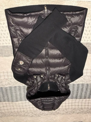 Moncler cardigan  - Moncler cardigan, riktig bra skick inga tecken på användning nästan! Bra pris! Fraktas samma dag som köp✅