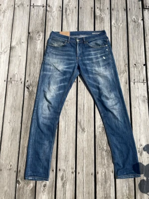 Mörkblå Dondup George jeans - Mörkblå Dondup George jeans i storlek W33. Nypris över 3000 medans jag säljer dessa för endast 649kr. Hör gärna av er vid intresse eller frågor!