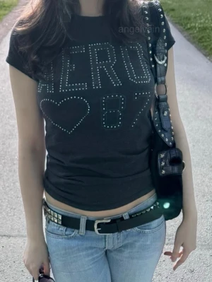 2000s aeropostale rhinestone slim tee  - en jättefin aeropostale topp i fint skick bara några stenar som lossnat  passar s (pga liten i storlek) 