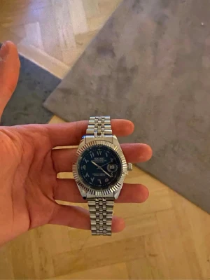 Helt Ny Seiko Mod Klocka - Säljer denna helt nya Seiko Mod klockan med marinblå urtavla och Arabic dial  Klockan har en batteridriven Quartz movement, Vid fler frågor eller funderingar skicka gärna ett pm, Mvh