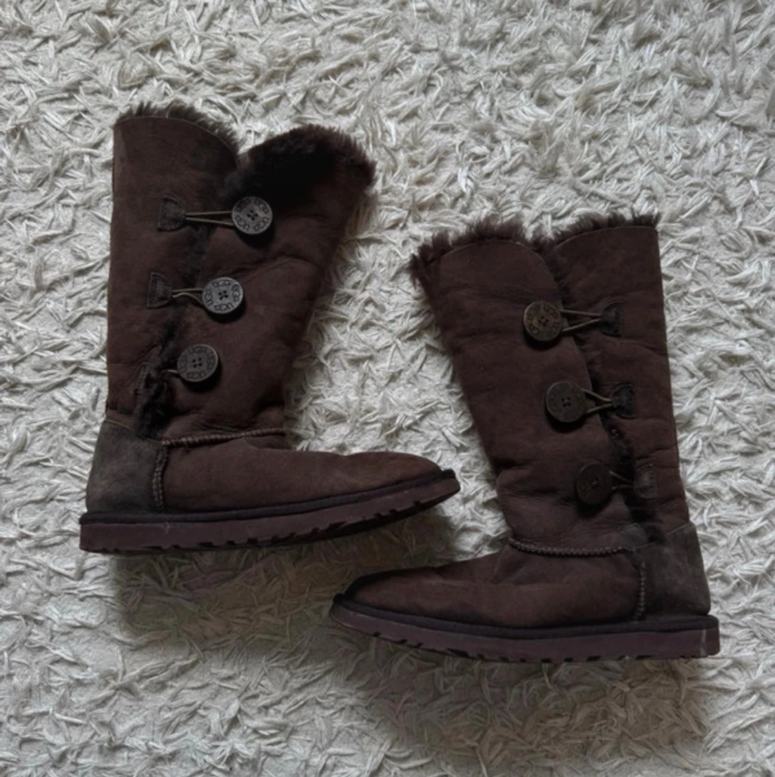 Bruna UGG-stövlar med knappar