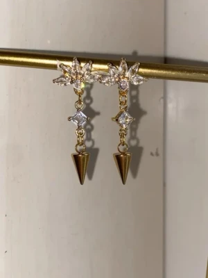Örhängen  - Eleganta örhängen i rostfritt stål ❣️Modell ”Isa”