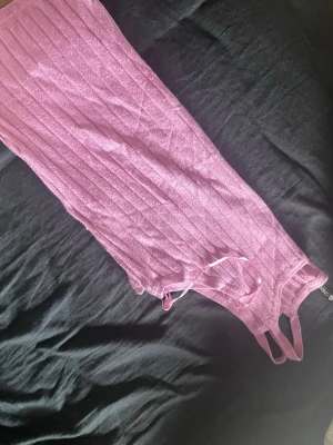 Ribbad ljuslila linnetopp  - Toppen har smala axelband och är tillverkad i mjukt, stretchigt material som sitter snyggt på kroppen. Perfekt till sommaren och enkel att matcha med jeans eller kjol. De är storlek L men passar S också