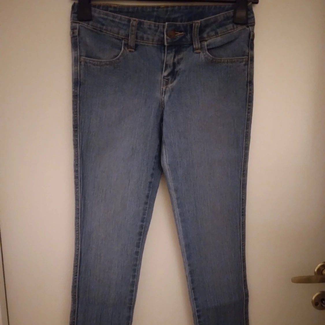 Smala / skinny jeans med raka ben. Midja: 27, Längd 32. Mellanblå. NYskick.