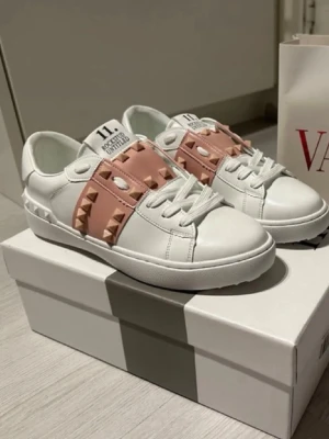 Valentino Garavani sneakers - Lägger ut dessa igen då ingen köpte de. Snygga vita sneakers från Valentino med rosa detalj. Det är valentio garavani. Har tyvärr inte äktahetsbevis då jag köpte av en annan för en del dyrare. Skorna är använda en gång så bra skick. 
