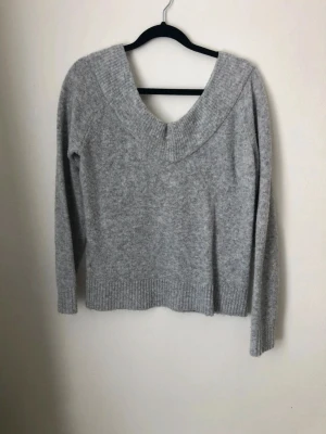 Stickad tröja från Vero Moda  - Mysig stickad tröja   🎉 Finns möjlighet till bundle köp, billigare vid köp av flera 🎉 Kolla in mina andra annonser 😀