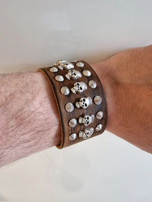Armband punk döskallar - Armband punk döskallar. 24 cm långt. 4 cm bredd. Pu läder.
