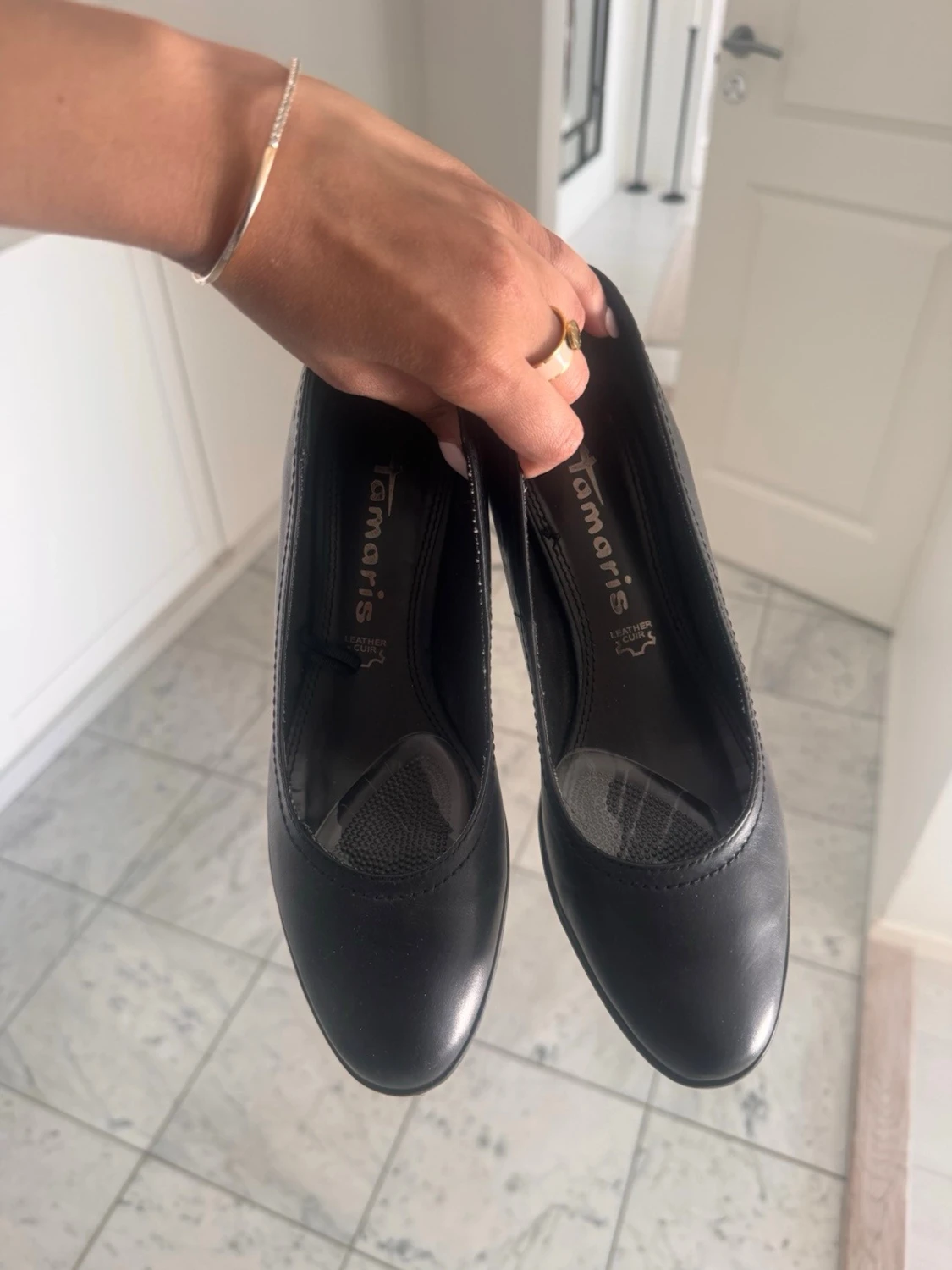 Svarta klassiska pumps med blockklack - 4