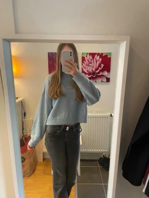 Söt stickad tröja - Säljet en jättefin stickad tröja från h&m i mycket bra skick i storlek Xs!💕
