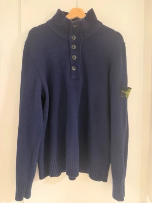 Stone Island Stickad Tröja Marinblå XL - Säljer min Stone Island stickad ulltröja med knäppkrage i marinblå från 2016. Storlek XL. I väldigt god skick. Köpt på Stone Islands hemsida. Badge medföljer.