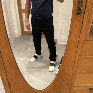 Replay jeans  - Ett par snygga jeans från Replay i storlek W33 L32 i modellen Anbbas 