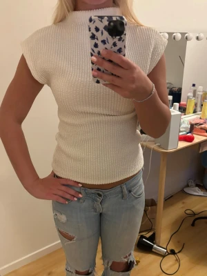 Jättesnygg topp - Snygg topp från Gina tricot som är lite polo och ribbad i beige/vit som passar xs-s💕använd en gång 