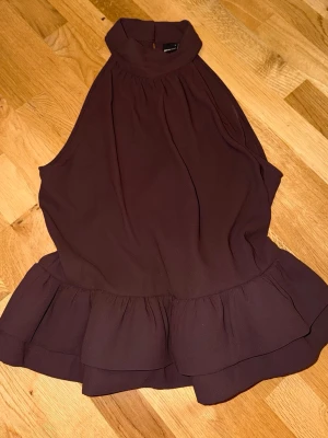 Brun topp - Söt brun topp från Gina, storlek L men mer som M! Använd en gång.