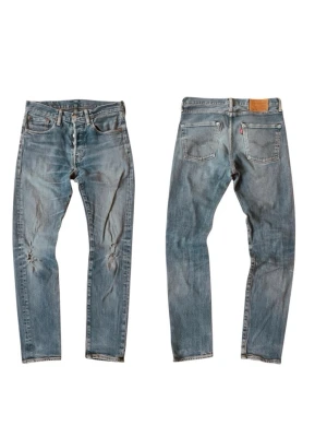 Levi's ljusblå raka jeans - Klassiska ljusblå jeans från Levi's med rak passform och fem fickor. Jeansen har slitningar vid knäna, skick 9/10