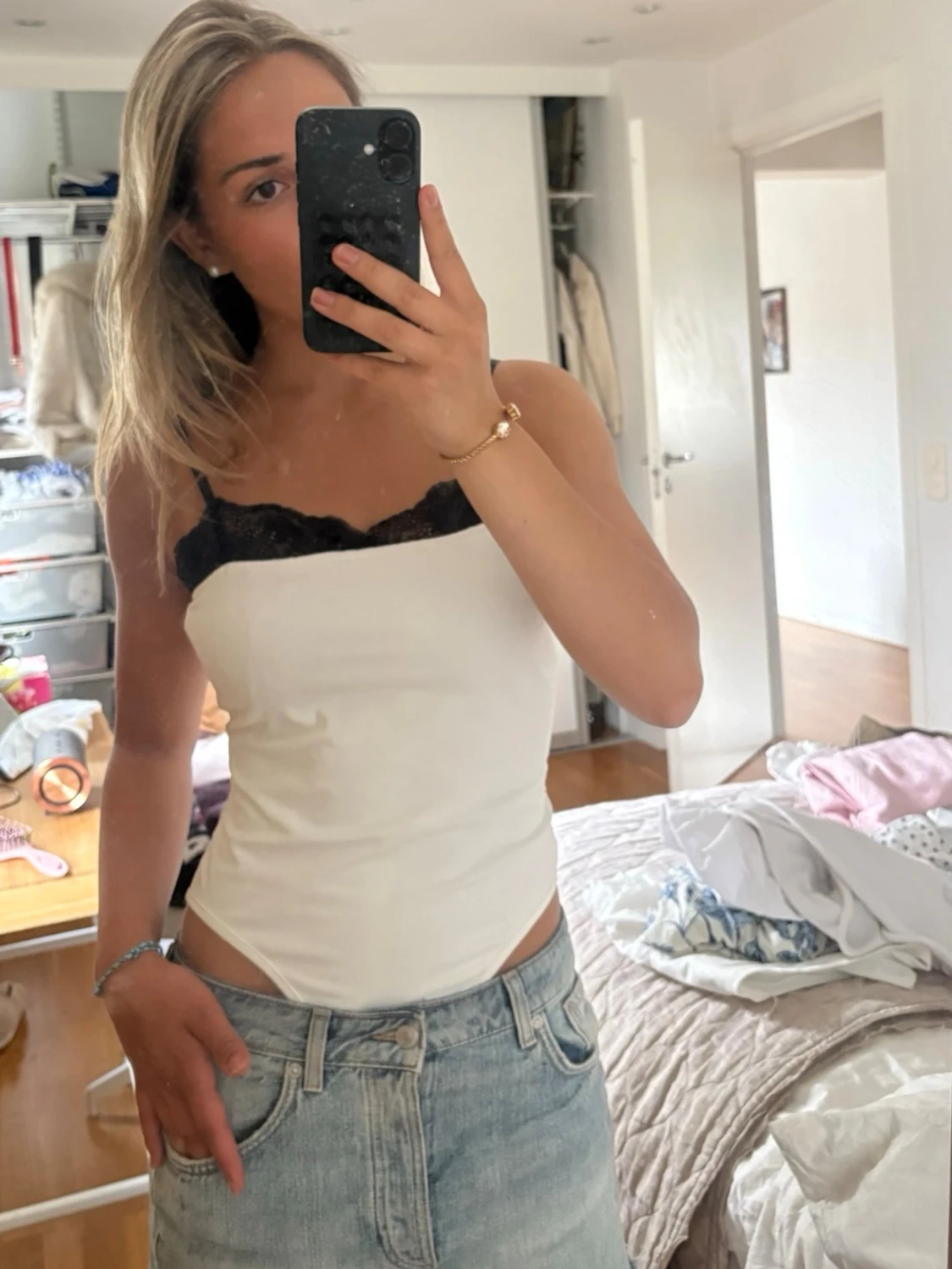 Body med spetsdetalj