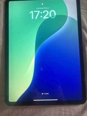 Apple iPad Pro 11 tum rymdgrå - Säljer en Apple iPad Pro 11 tum i rymdgrå färg med tunn ram och stor skärm. Surfplattan har en stilren design i aluminium och dubbla kameror på baksidan. Perfekt för både studier, kreativitet och underhållning.