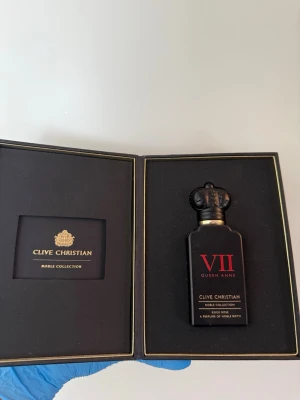 Clive Christian Rock Rose  - Clive Christian Rock Rose – ca 95 % kvar, originalkartong finns. Elegant nischdoft med citrus, svartpeppar och träiga noter. Vid snabb köp kan pris diskuteras!