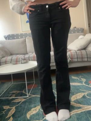 Svarta bootcut jeans från Gina Tricot - Säljer dessa jättesnygga perfect jeans från GinaTricot med knappar på fickorna i storlek 38. De är knappt använda och i bra skick, skriv för mer information💘😋