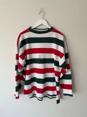 Vintage långärmad tröja 80/90-talet - Äkta vintage JPN (Jean Paul Norge) tröja från troligtvis 80-talet. Tillverkad i Frankrike i kraftig 100% bomull. Grym kvalitet, skön boxig passform och klassiska marinränder i rött, grönt och vitt som jag inte sätt någon annanstans. Finns små defekter i form av prickar på ryggen, syns bara på väldigt nära inspektion. 
