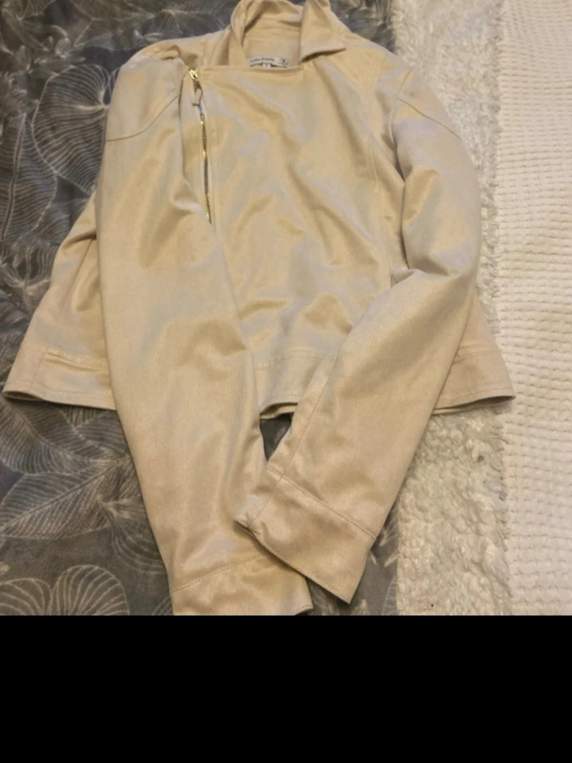 Beige jacka med sneddragkedja - 1