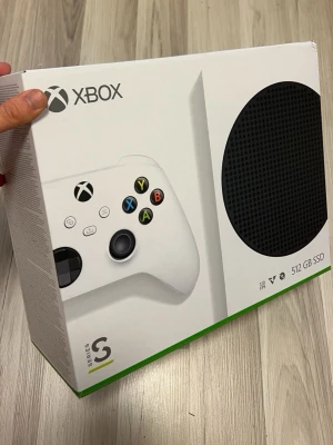 Xbox Series S 512GB spelkonsol - Säljer en Xbox Series S med 512GB SSD. Konsolen är vit med en rund svart ventilationsyta på sidan och har en stilren, kompakt design. Perfekt för gaming med snabb lagring och stöd för digitala spel. Handkontroll i matchande vitt ingår. Använt fåtal gånger och har varit väl förvarad den tid som den inte använts har allting kvar box m.m. Priset kan diskuteras.