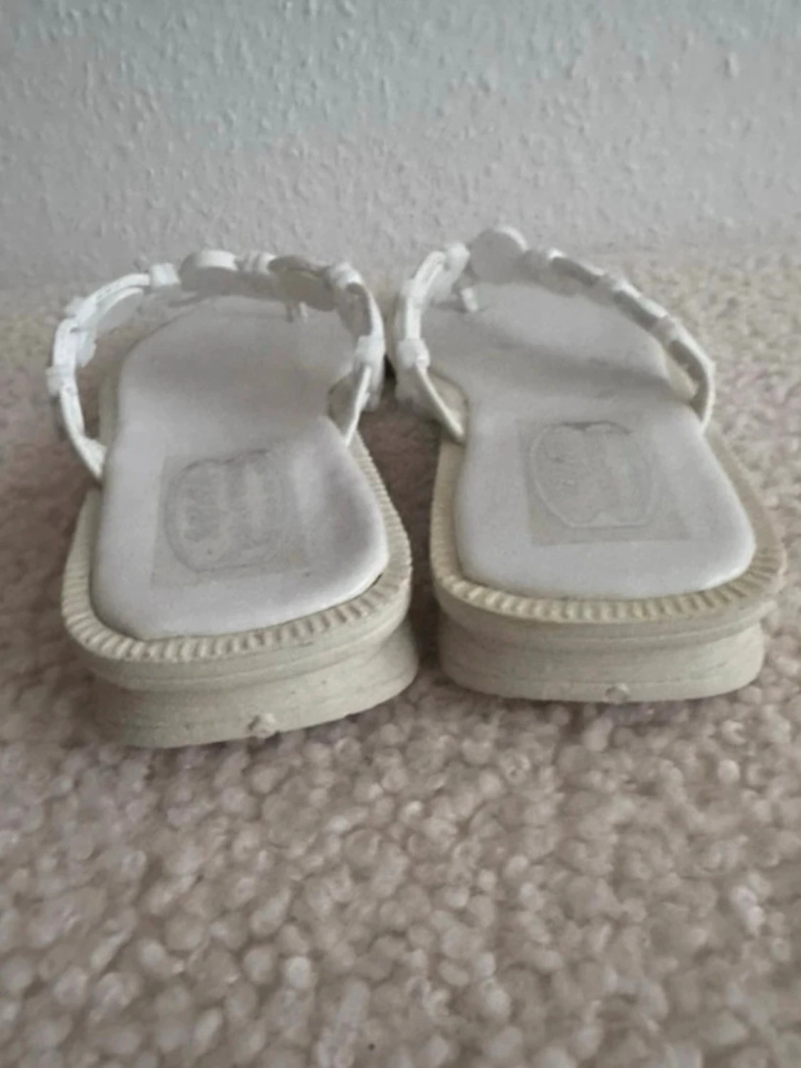 Nya. Vita sandaler med pärldetaljer - 2
