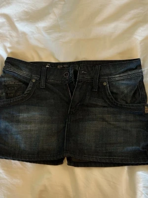Mörk jeanskjol från G-Star Raw - Jättesnygg mini kjol från G-star. Säljer då den tyvärr inte kommer till användning 💕
