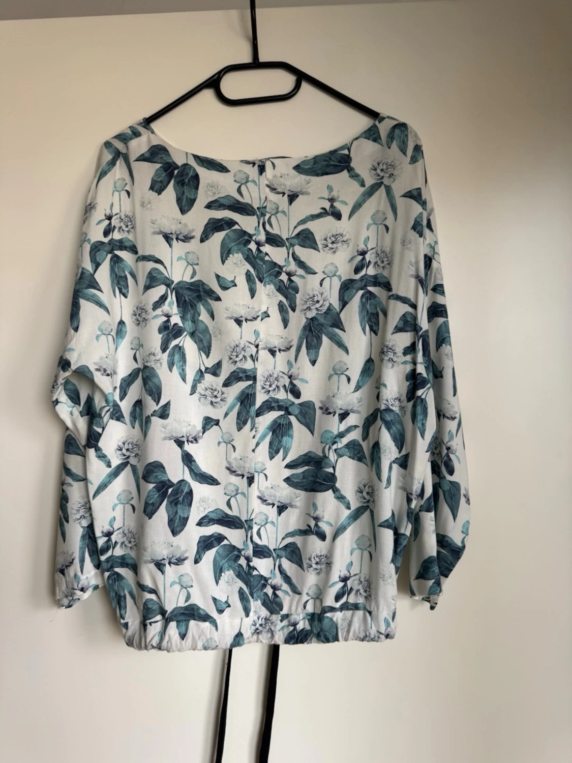 Blommig långärmad blus med dragsko - 1