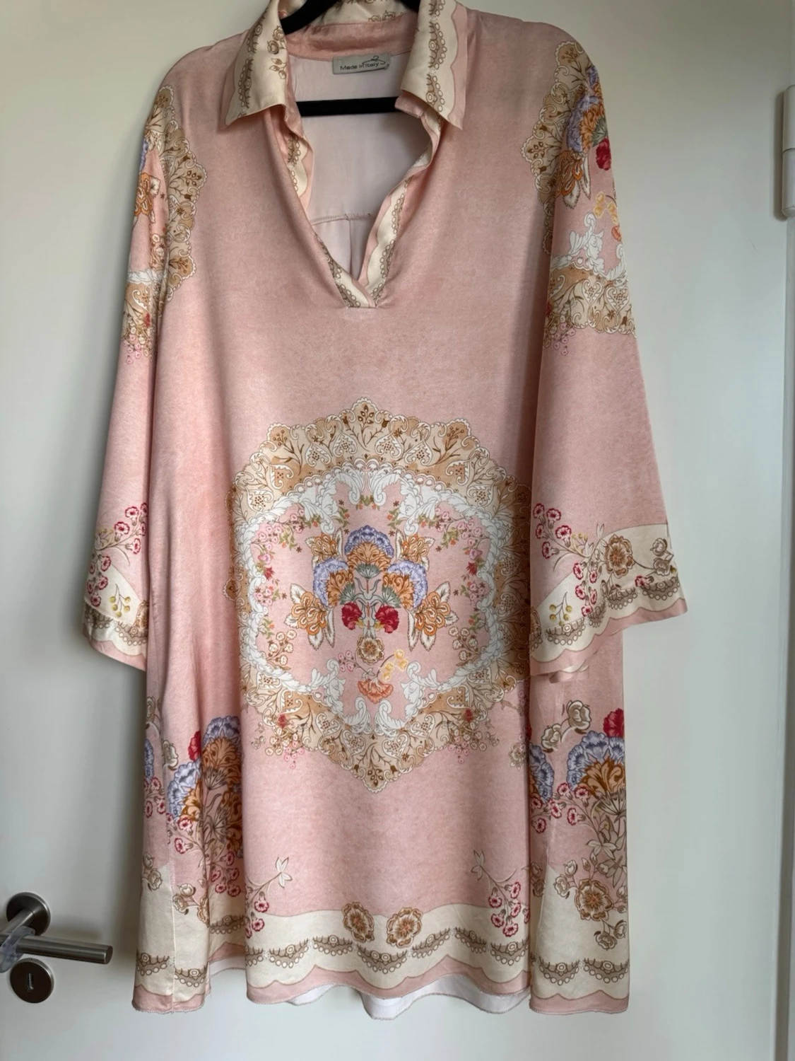 Rosa bohemisk klänning med mönster