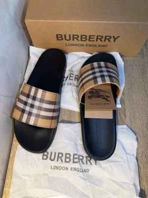 Sandaler - Säljer ett par sandaler för dem var för små! Helt oanvände! Priset kan diskuteras! Fråga gärna om fler bilder! 