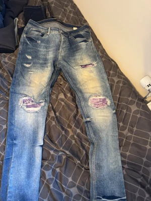 Purple jeans AMIRI - Jätte fina fläckiga amiri jeans som verkligen kan fixa en outfit. Sitter dessutom jätte bra! 