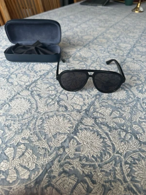 Solglasögon från Gucci - Tja, säljer ett par svarta solglasögon från märket Gucci. Skicket är bra med tanke på att de har används ett tag. Bara att höra av sig vid eventuella frågor👍